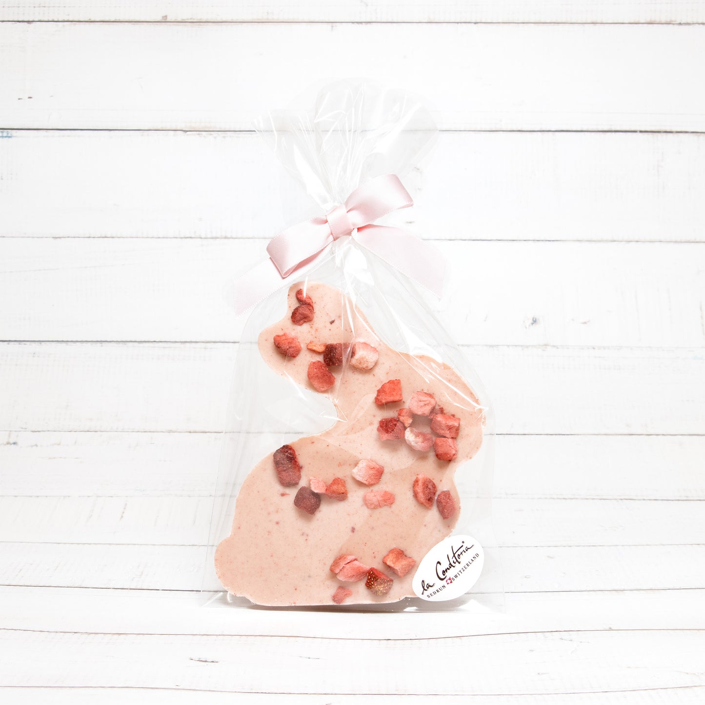 Hasentafel aus weisser Schokolade mit Erdbeeren, 90g - La Conditoria SEDRUN-SWITZERLAND®