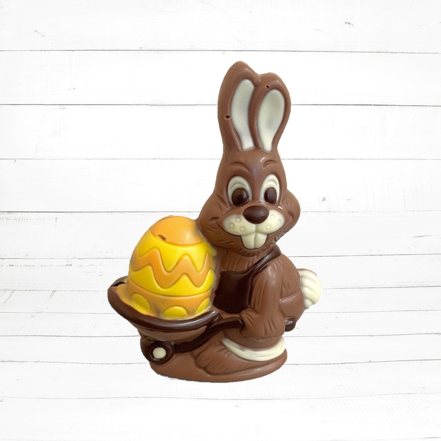 Osterhase "Sweety" mit Schubkarre, 70g / 12cm
