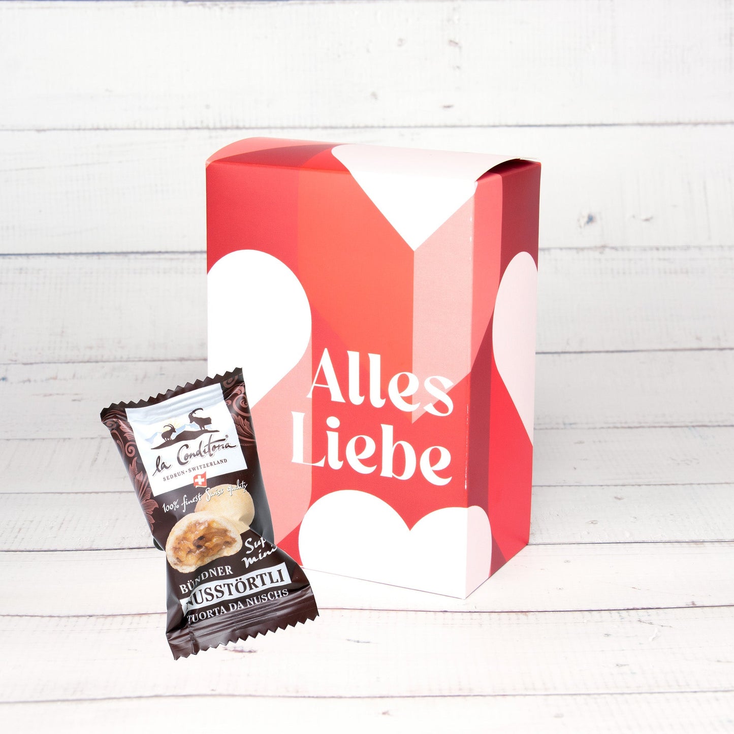 "Alles Liebe Herz" Schachtel mit Super Mini Bündner Nusstörtli, 150g