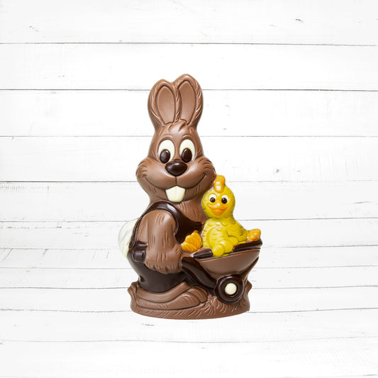 Osterhase mit Kücken in Schubkarren, 280g / 22.5cm