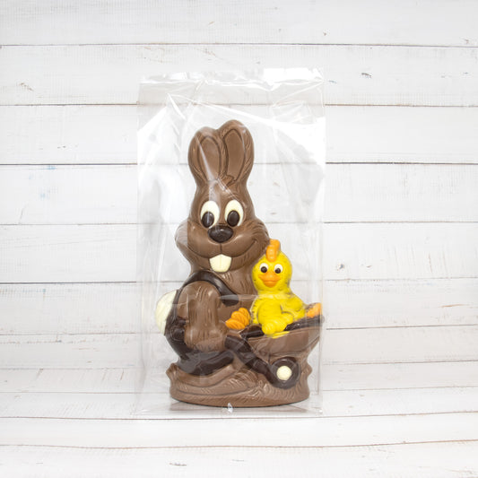Osterhase mit Kücken in Schubkarren, 280g / 22.5cm