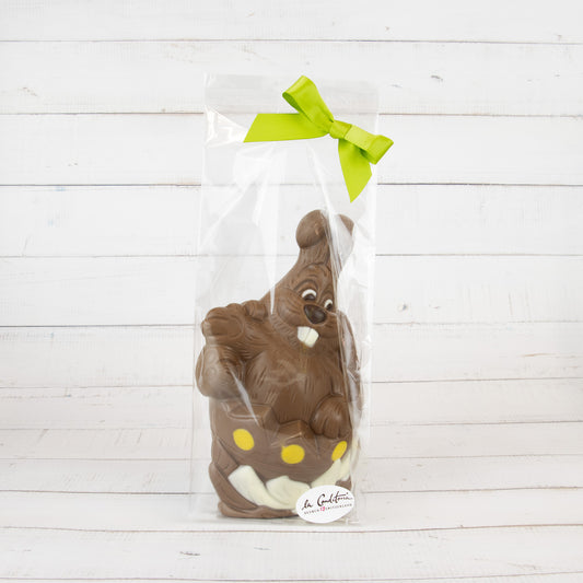 Osterhase "Lachhase im Ei", 200g / 19cm