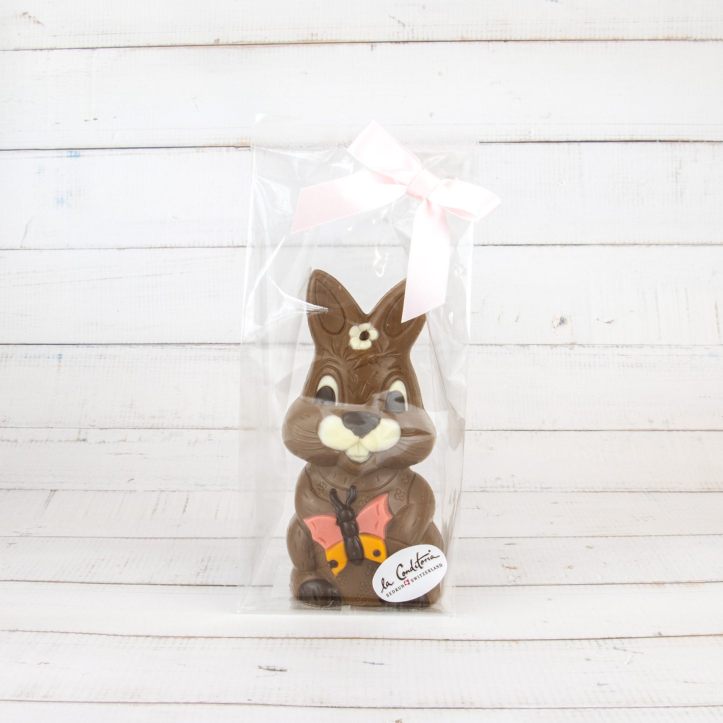 Osterhase mit Schmetterling, 100g / 14cm